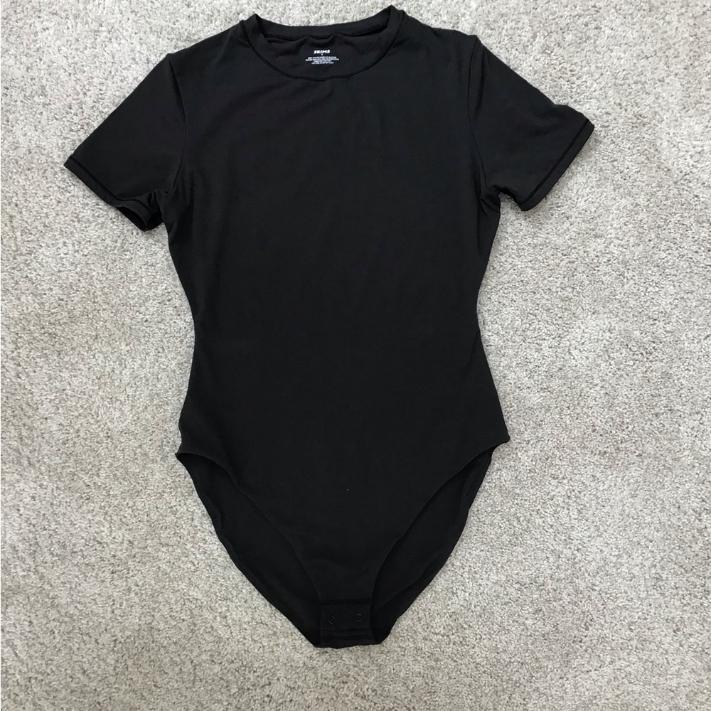 SKIMS Fits Everybody T-Shirt Bodysuit | Onyx - Picture 5 of 16